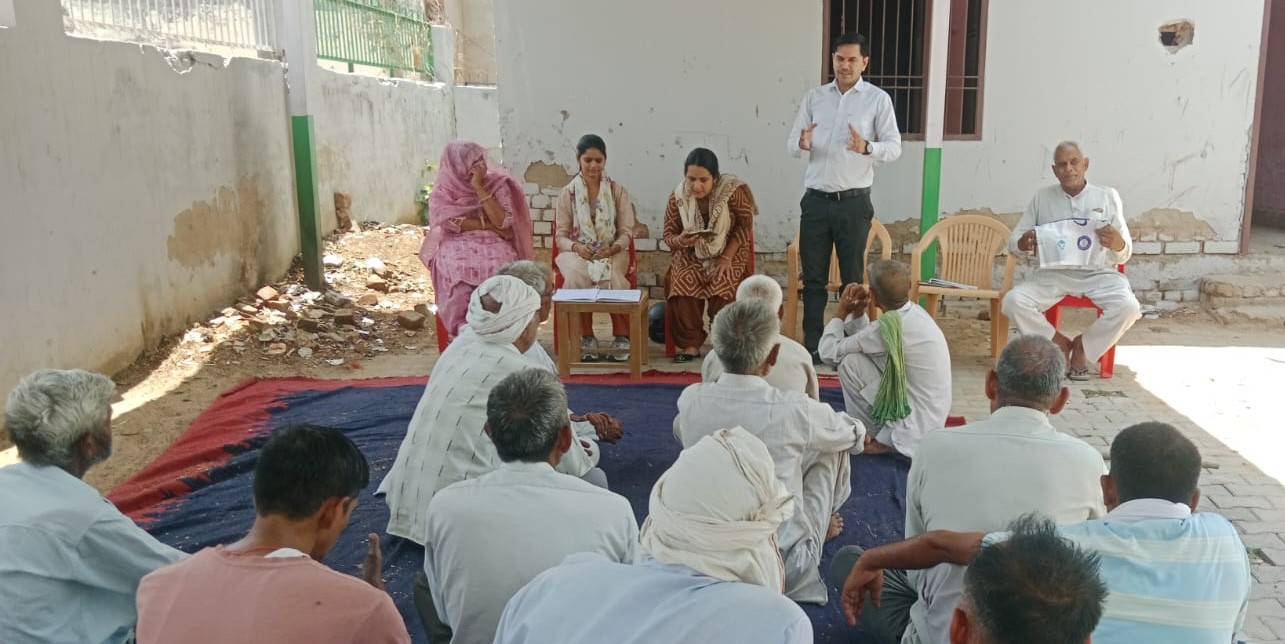 ग्राम सभा में संबोंधित करते हुए जिला सलाहकार।