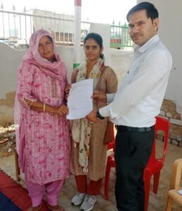ग्राम पंचायत महरमपुर सरपंच को एमओयू प्रपत्र प्रदान करते हुए जिला सलाहकार मंगतुराम सरसवा।