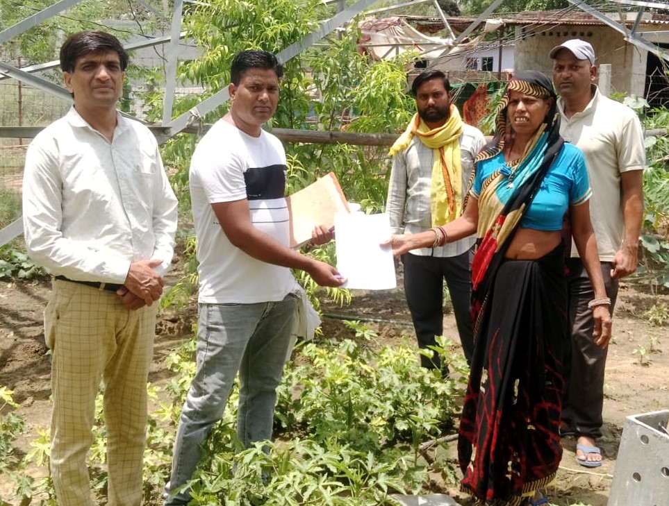 पानी बर्बाद करने वालों को नोटिस देते हुए विभाग की टीम।