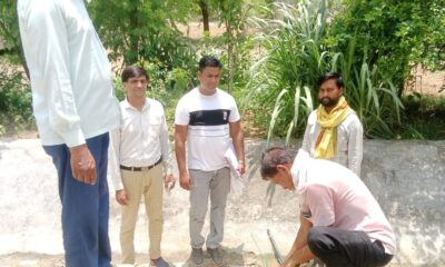 अवैध कनेक्शन काटती विभागीय टीम।