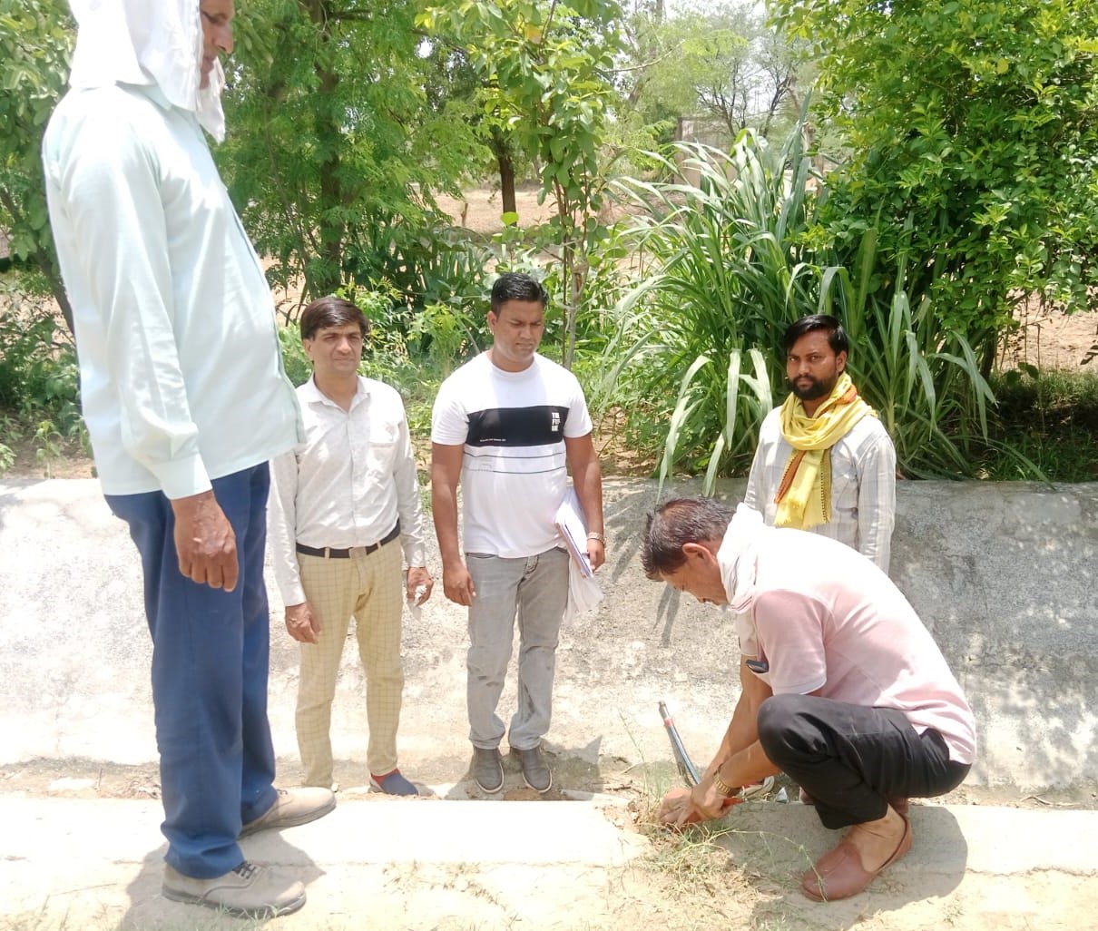 अवैध कनेक्शन काटती विभागीय टीम।
