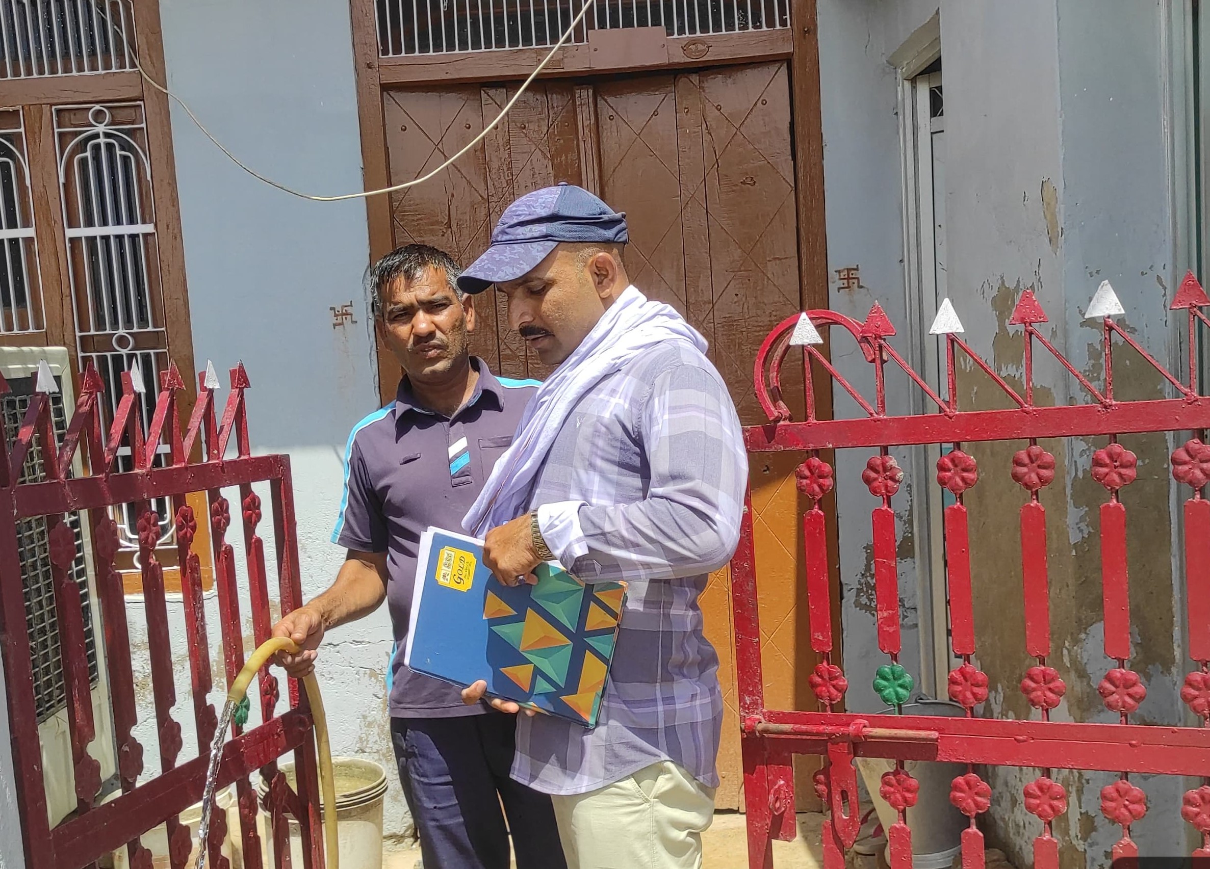 जाट गुवाना गांव में पेयजल कनेक्शनों की जांच करते जन स्वास्थ्य विभाग के अधिकारी।