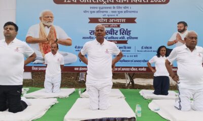 योगाभ्यास कार्यक्रम में मौजूद विधायक ओम प्रकाश यादव तथा महेंद्रगढ़ के विधायक कंवर सिंह यादव।