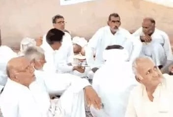 धरने पर बैठे हुए किसान
