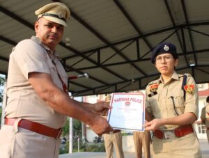 उत्कृष्ट कार्य करने वाले पुलिस कर्मियों को सम्मानित करते हुए