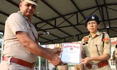 उत्कृष्ट कार्य करने वाले पुलिस कर्मियों को सम्मानित करते हुए