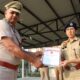 उत्कृष्ट कार्य करने वाले पुलिस कर्मियों को सम्मानित करते हुए