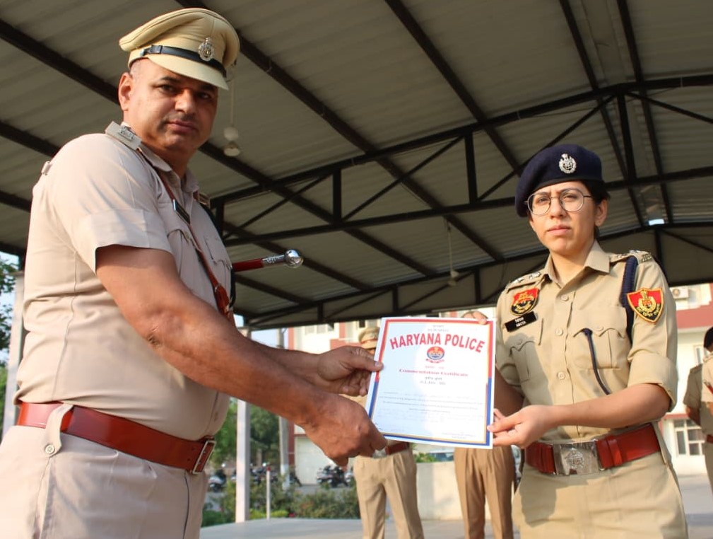 उत्कृष्ट कार्य करने वाले पुलिस कर्मियों को सम्मानित करते हुए