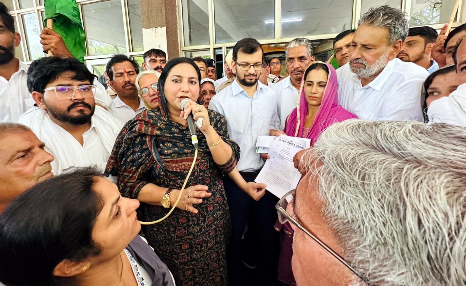 महंगाई के खिलाफ इनेलो का हल्लाबोल, सुनैना चौटाला के नेतृत्व में फतेहाबाद में जोरदार प्रदर्शन, प्रधानमंत्री के नाम सौंपा ज्ञापन