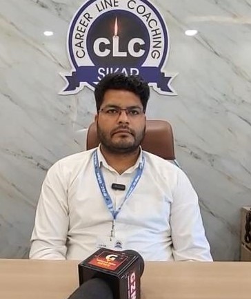 IIT-JEE में विद्यार्थियों की सफलता पर जानकारी देते CLC कोचिंग सेंटर नारनौल के संचालक नरेंद्र।