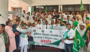 नारनौल में उपायुक्त कार्यालय के बाहर प्रदर्शन करते इनेलो कार्यकर्ता और ज्ञापन सौंपते नेता।