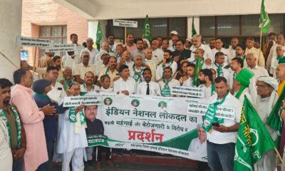 नारनौल में उपायुक्त कार्यालय के बाहर प्रदर्शन करते इनेलो कार्यकर्ता और ज्ञापन सौंपते नेता।
