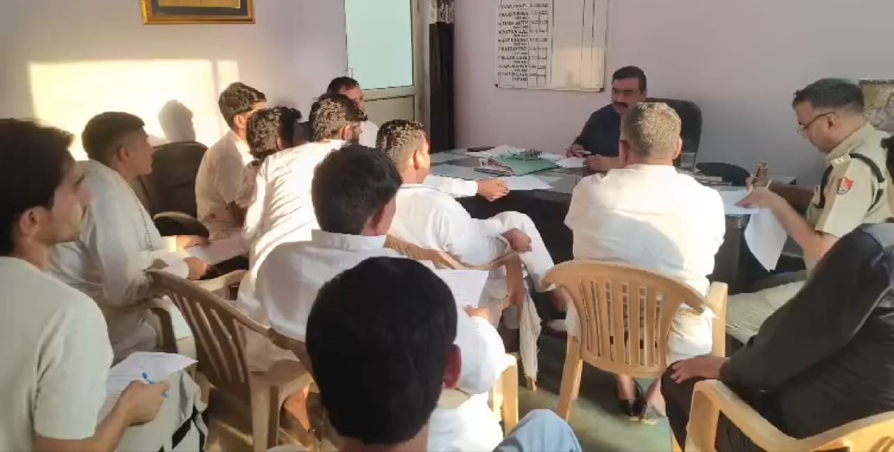 सरपंचों को नोटिस थमाने के बाद मीटिंग लेते हुए थाना बिछोर प्रभारी सुखबीर यादव