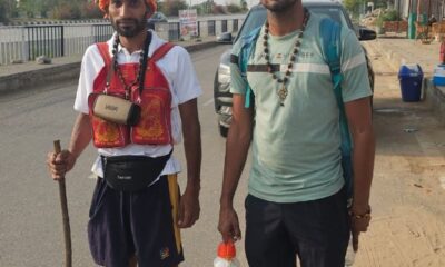 गोमुख से सोमनाथ तक गंगाजल लेकर पैदल यात्रा करते शिवभक्त।