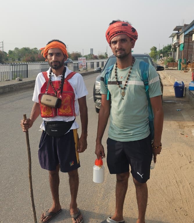 गोमुख से सोमनाथ तक गंगाजल लेकर पैदल यात्रा करते शिवभक्त।