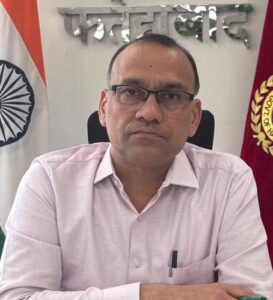 मीडिया से बातचीत करते डीसी डॉ. विवेक भारती।