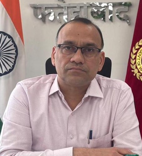 मीडिया से बातचीत करते डीसी डॉ. विवेक भारती।