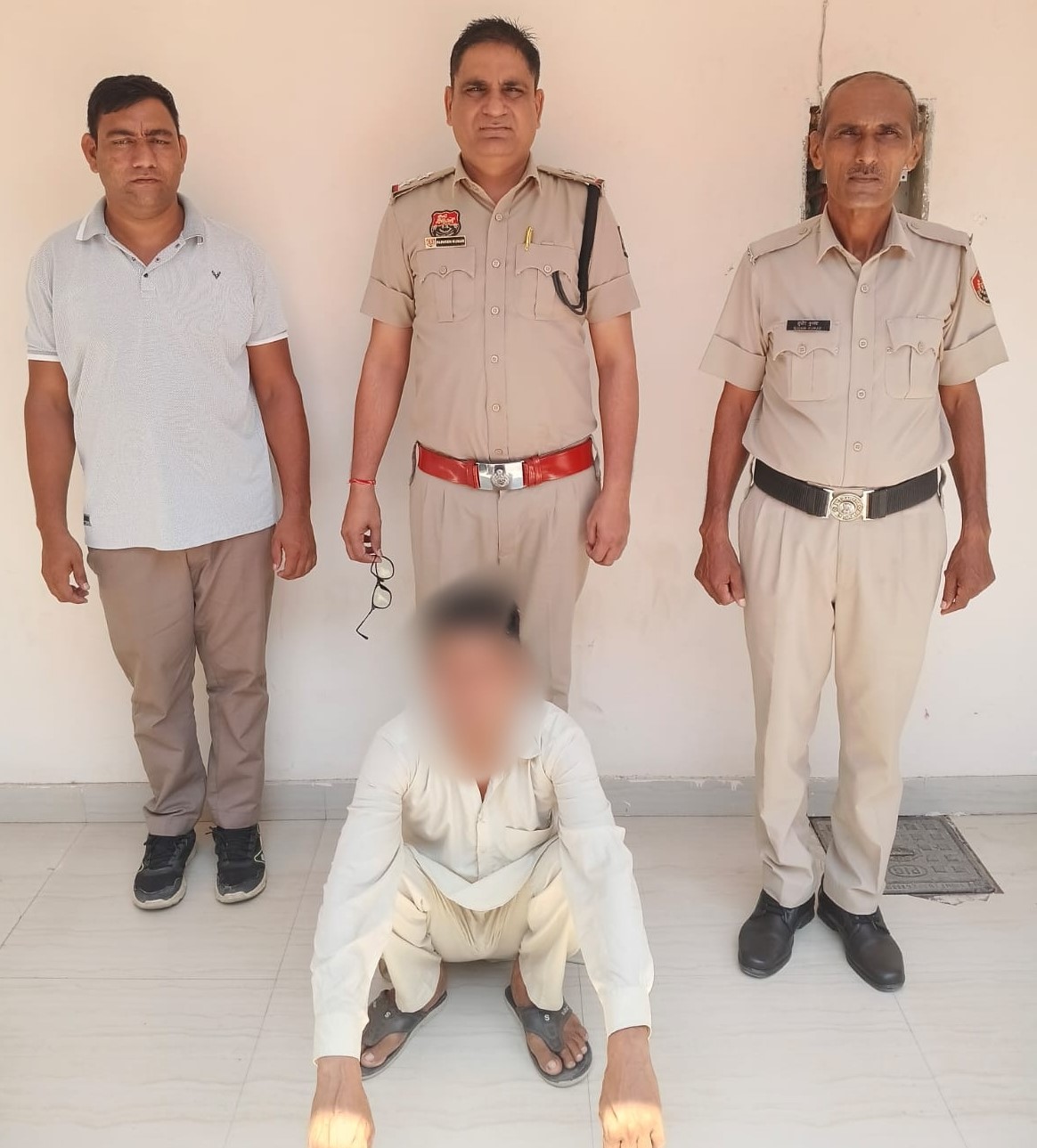 पुलिस की गिरफ्त में आरोपी हंसराज।