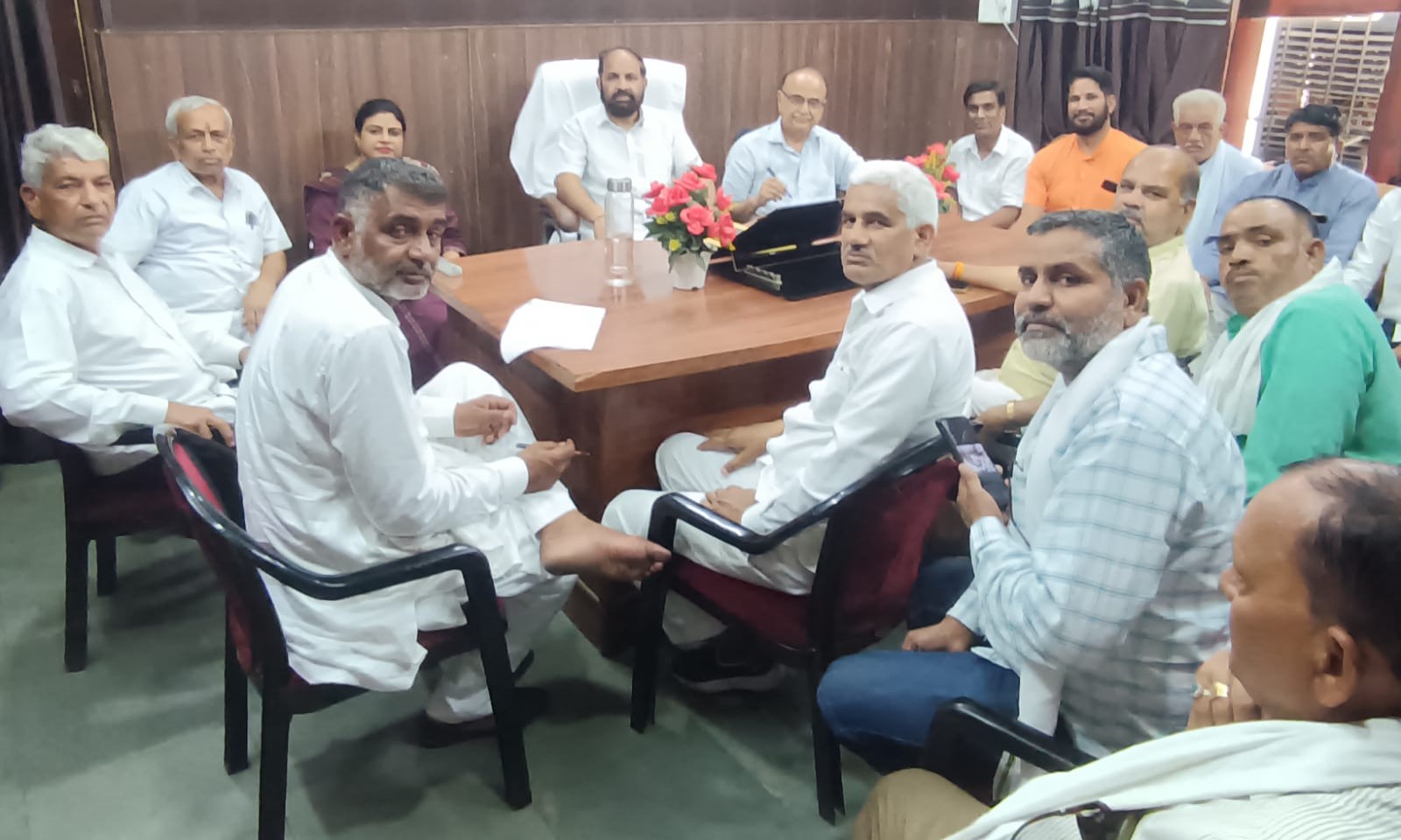 नारनौल | बैठक में मौजूद चेयरमैन बाबूलाल व पदाधिकारी