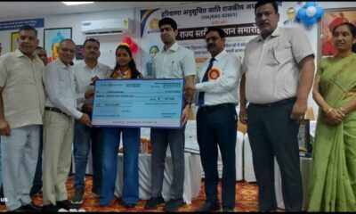 10वीं और 12वीं की राज्य स्तरीय टॉपर छात्राओं को ₹1.01 लाख की सम्मान राशि प्रदान करते अतिथि।