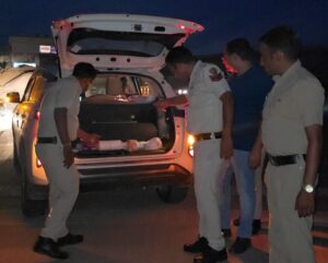 राव तुलाराम चौक पर नाकाबंदी के दौरान वाहनों की जांच करती नांगल चौधरी पुलिस।
