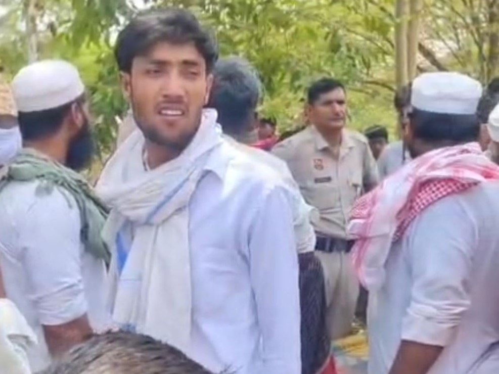 मकान गिरने के बाद मौके पर जुटी भीड़