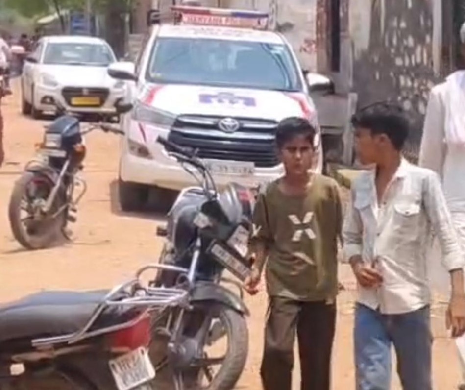 हादसे के बाद ढहे मकान का निरीक्षण करते पुलिस