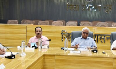 विकास कार्यों की समीक्षा बैठक में मौजूद हथीन विधायक मोहम्मद इसराइल और प्रशासनिक अधिकारी।
