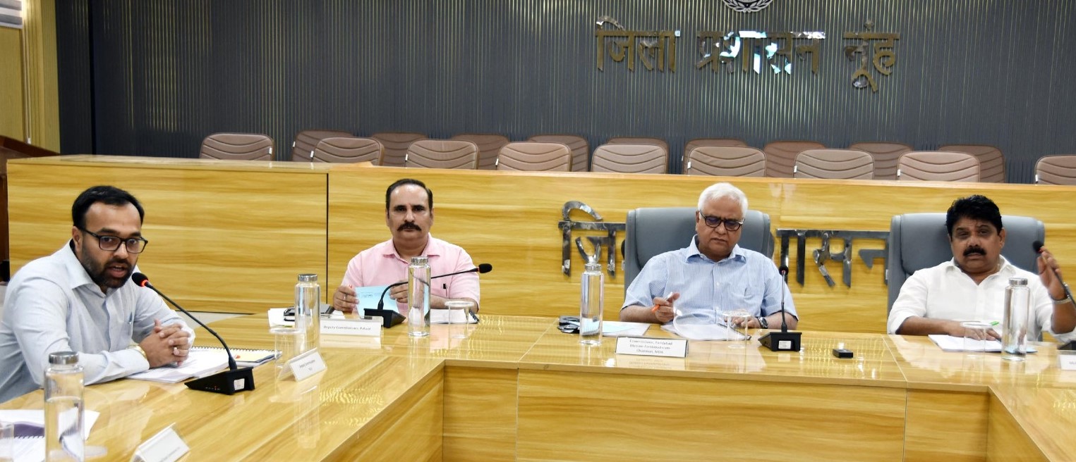 विकास कार्यों की समीक्षा बैठक में मौजूद हथीन विधायक मोहम्मद इसराइल और प्रशासनिक अधिकारी।