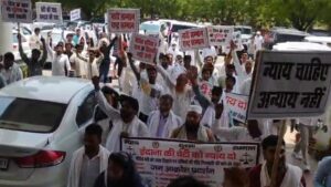 नूंह में गैंगरेप पीड़िता को न्याय दिलाने की मांग को लेकर विरोध मार्च निकालते लोग।