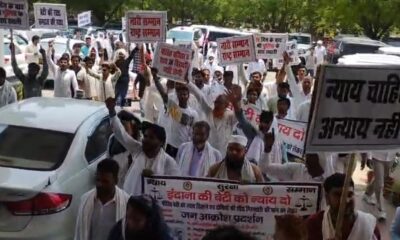 नूंह में गैंगरेप पीड़िता को न्याय दिलाने की मांग को लेकर विरोध मार्च निकालते लोग।