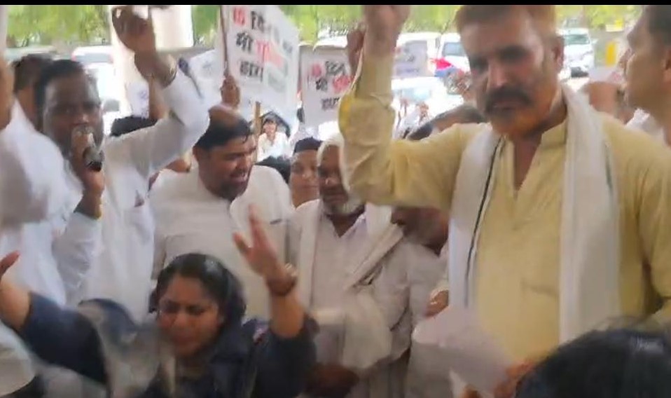 पीड़िता को न्याय दिलाने की मांग को लेकर नूंह में उमड़ी भीड़।पीड़िता को न्याय दिलाने की मांग को लेकर नूंह में उमड़ी भीड़।