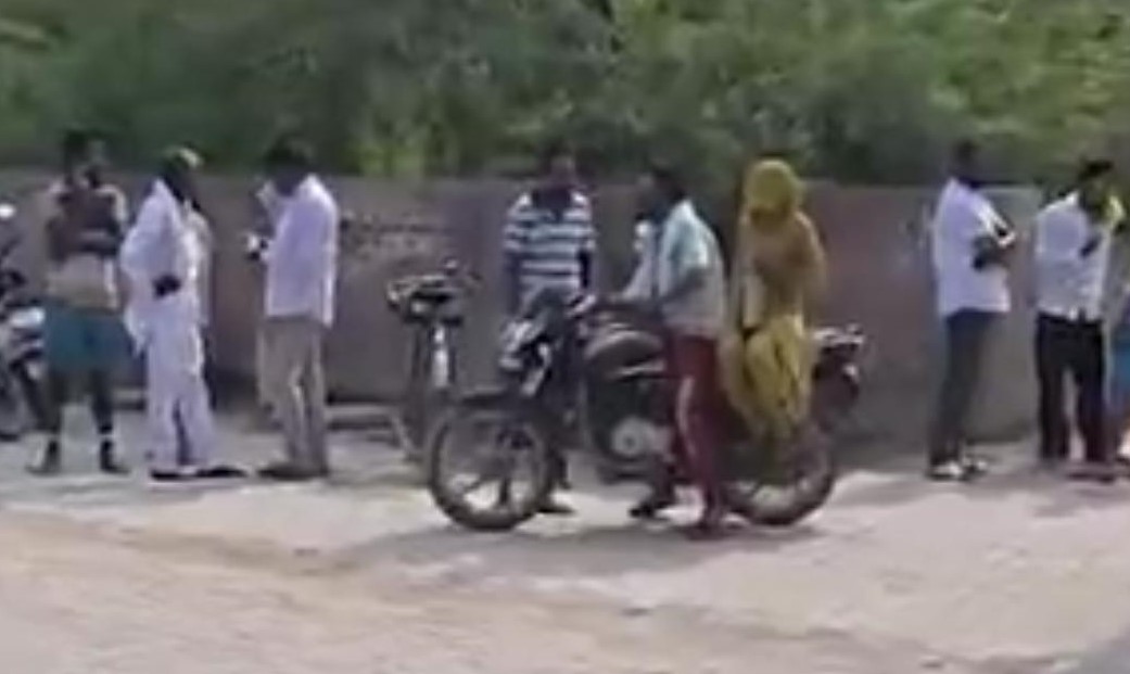 युवक के मर्डर के बाद भूना थाने में पहुंचे लोग