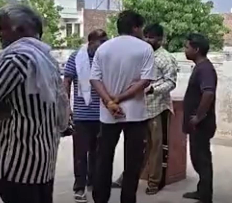 घटनास्थल पर जुटे लोग।