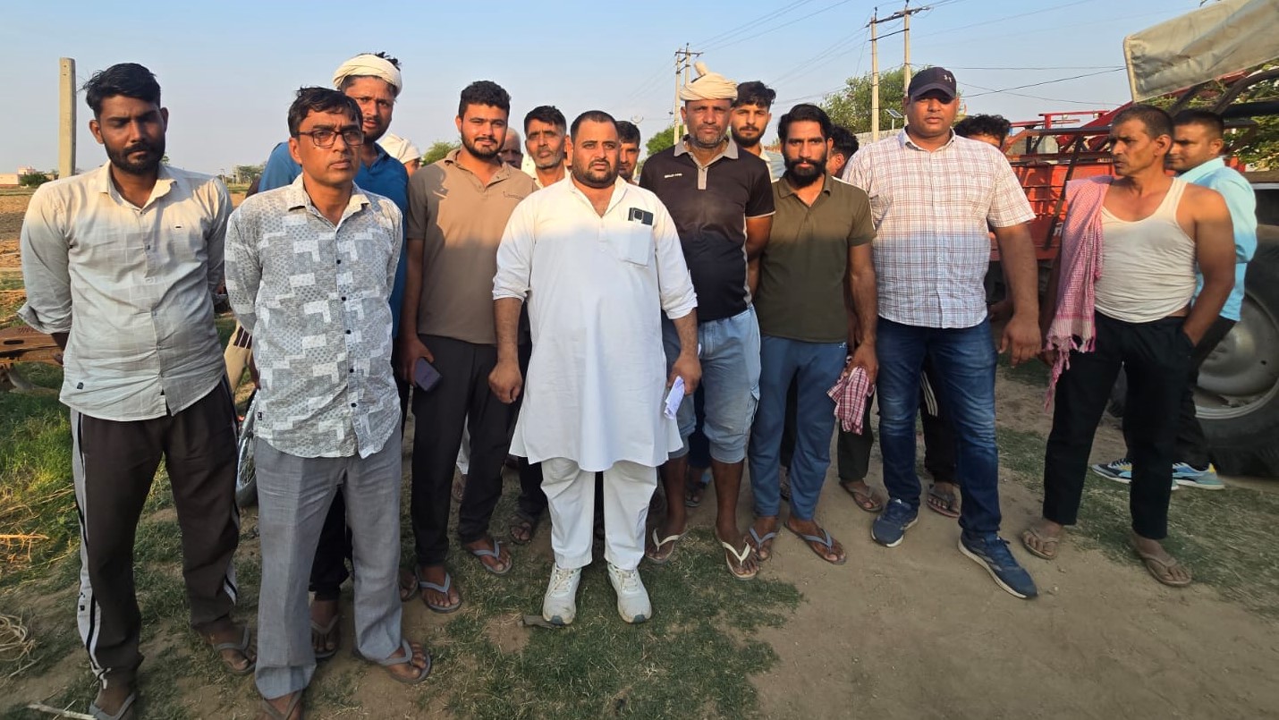 खटोटी खुर्द में तीसरी बिजली लाइन के विरोध में एकत्र ग्रामीण।