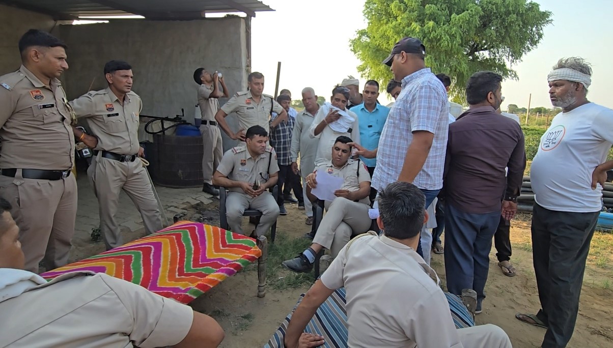 सोलर लाइन विवाद को लेकर मौके पर जुटे ग्रामीण और अधिकारी।
