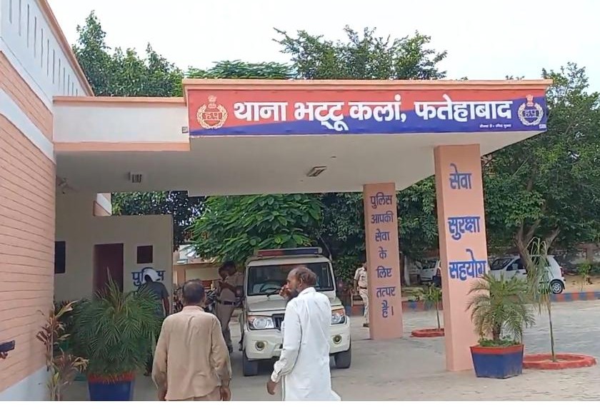 भट्टू थाना, जहां जमीनी विवाद में मारपीट के मामले में केस दर्ज किया गया।