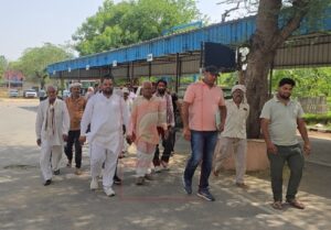 शिकायत देने के बाद जांच की मांग उठाते ग्रामीण और पंचायत प्रतिनिधि।