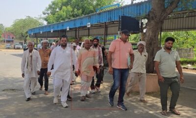शिकायत देने के बाद जांच की मांग उठाते ग्रामीण और पंचायत प्रतिनिधि।