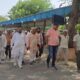 शिकायत देने के बाद जांच की मांग उठाते ग्रामीण और पंचायत प्रतिनिधि।