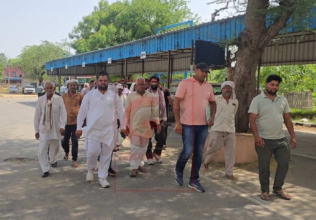 शिकायत देने के बाद जांच की मांग उठाते ग्रामीण और पंचायत प्रतिनिधि।