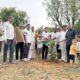 विश्व पर्यावरण दिवस पर पौधारोपण करते समिति प्रधान सिकंदर गहली एवं ग्रामीण।