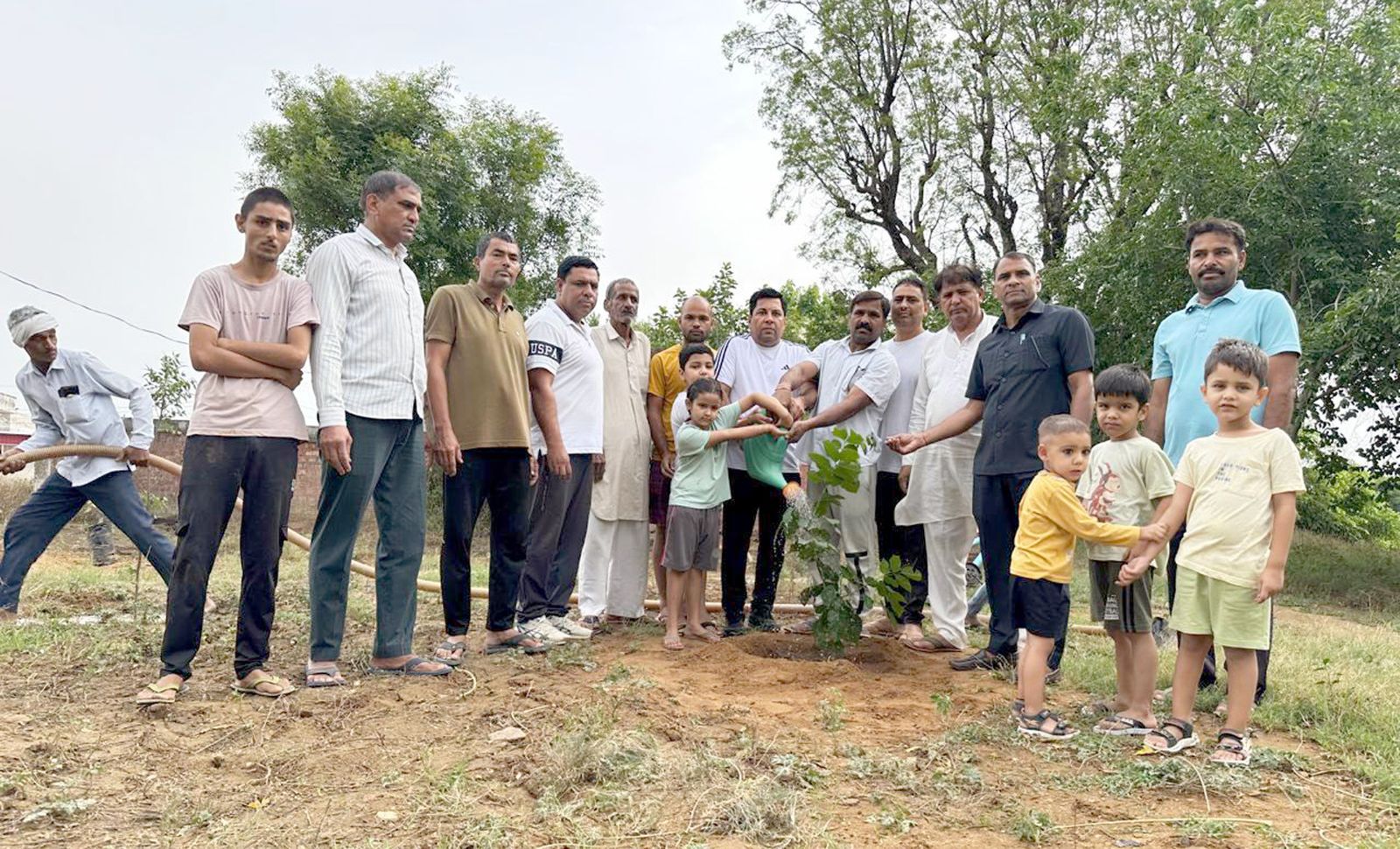 विश्व पर्यावरण दिवस पर पौधारोपण करते समिति प्रधान सिकंदर गहली एवं ग्रामीण।
