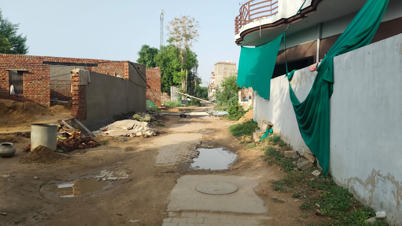 मुख्य रास्ता अवरुद्ध अंधड़ के बाद बिजली का खंभा टूटकर गिरा पड़ा