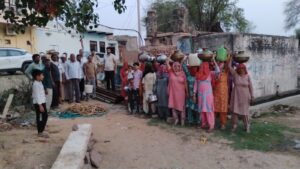 बोर नंबर-19 की खराब व्यवस्था के विरोध में प्रदर्शन करते महिला, बच्चे और ग्रामीण।