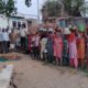 बोर नंबर-19 की खराब व्यवस्था के विरोध में प्रदर्शन करते महिला, बच्चे और ग्रामीण।