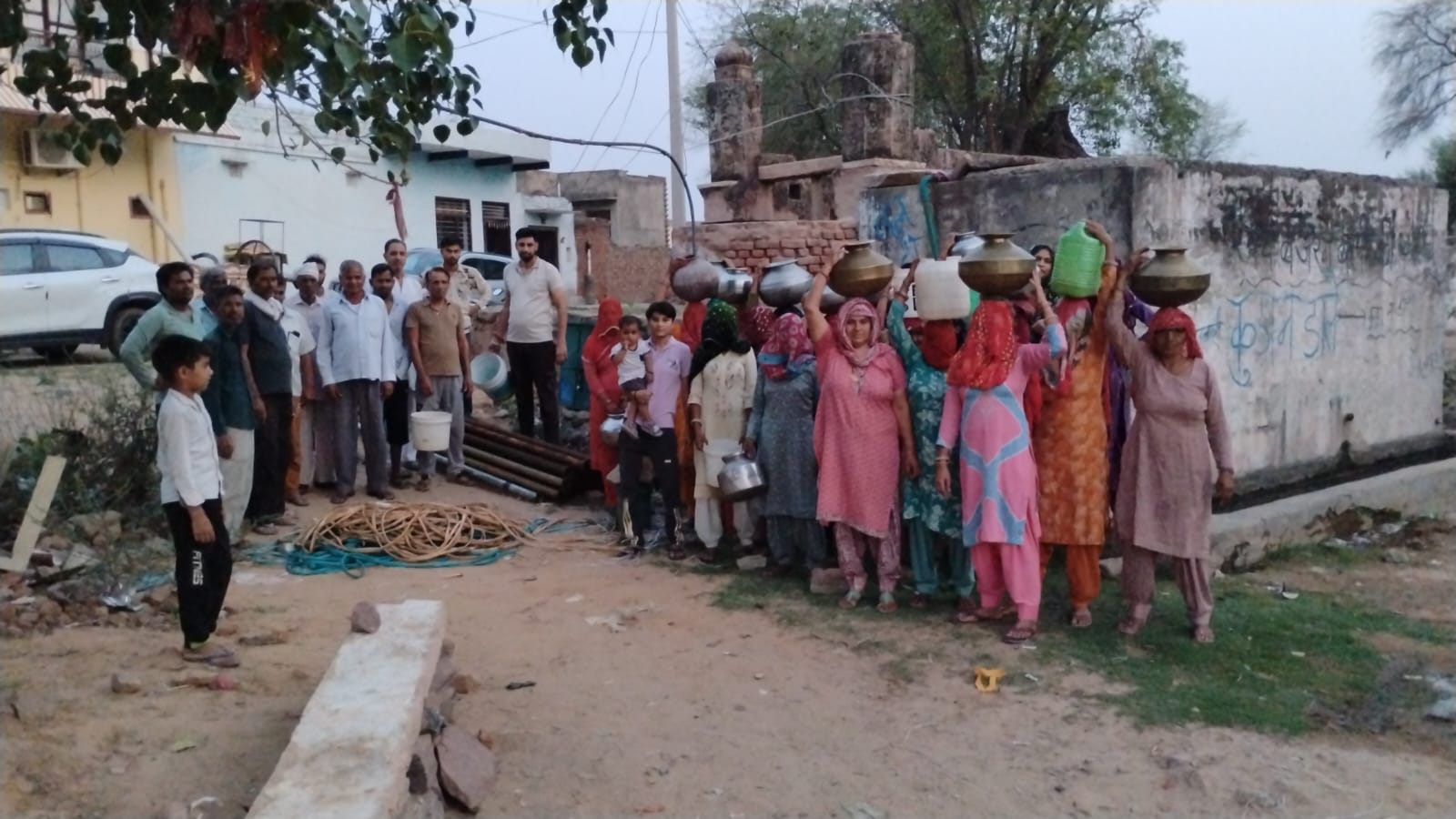 बोर नंबर-19 की खराब व्यवस्था के विरोध में प्रदर्शन करते महिला, बच्चे और ग्रामीण।