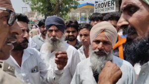 फतेहाबाद के रतिया में ट्रैक्टर चालान के विरोध में सड़क जाम करते किसान