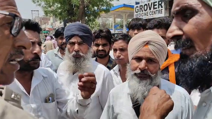 फतेहाबाद के रतिया में ट्रैक्टर चालान के विरोध में सड़क जाम करते किसान