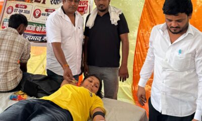 बाबा निहालचंद मंदिर परिसर में आयोजित रक्तदान शिविर में रक्तदान करते युवा और मौजूद ग्रामीण।